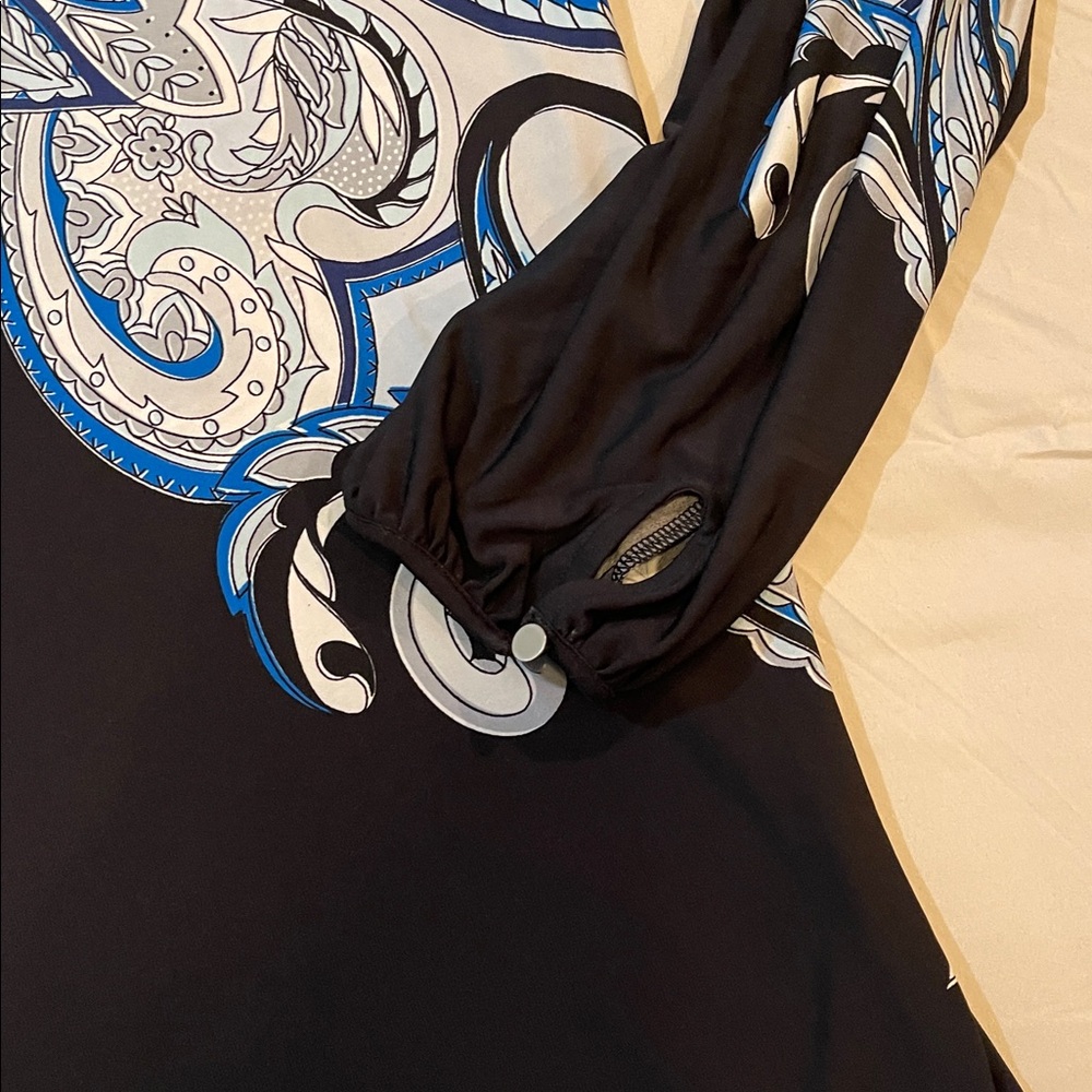 Black, with designs, back tie  (brand and size tag missing) - Picture 2 of 6